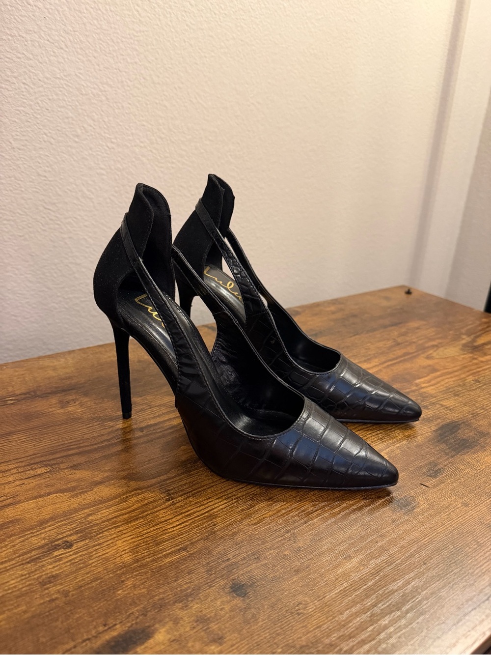 Lulu's Black Croc-Embossed Pointed-Toe Stiletto Pumps